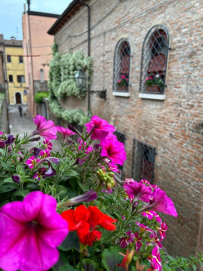 Chez Madame Hotel Ferrara Bagian luar foto